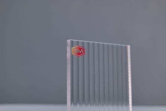 El estilo con patrones de hoja de acrílico transparente