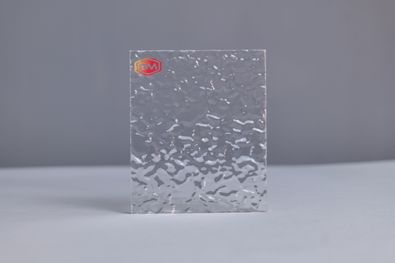 Hoja de acrílico texturizada transparente para una alta transmisión de luz y propiedades no amarillentas
