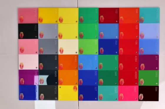 Hoja de acrílico de colores en varios colores y espesores para sus proyectos con una superficie lisa y sin olor cuando se corta